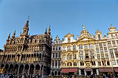 Bruxelles, Belgio - Grand Place, il lato Nord-Est con la Maison du Roi e la Casa della Gilda dei Sarti. 